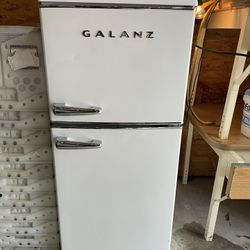 Galanz Retro Mini Fridge/Freezer 