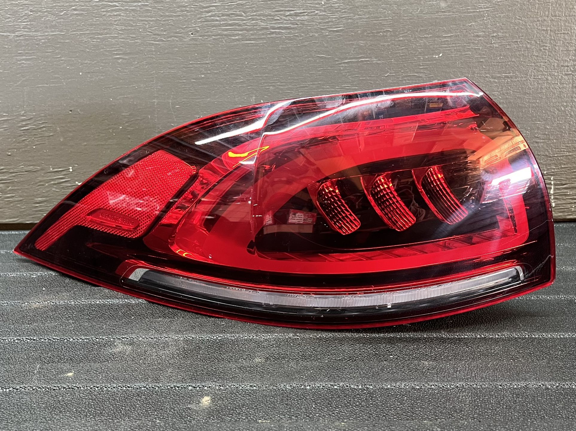 2020to2023 Mercedes GLE350 Tail light