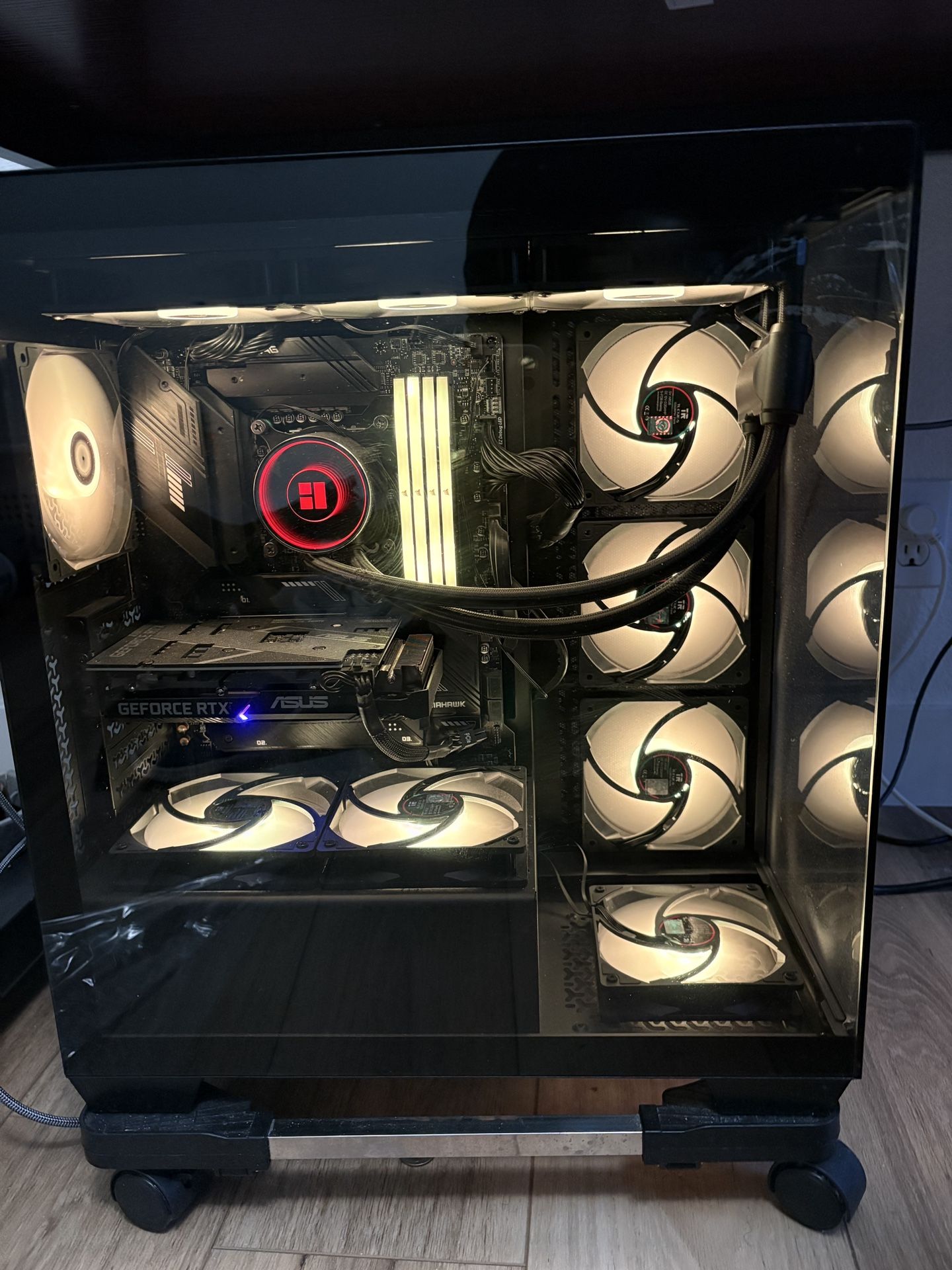 Gaming PC With Asus Dual Monitors
