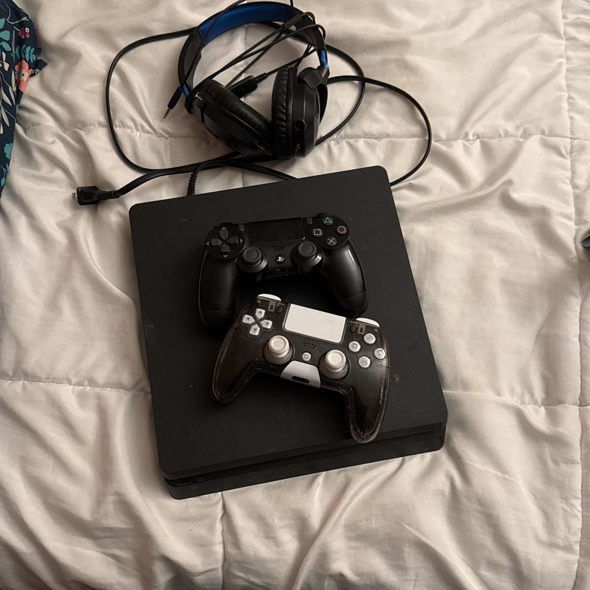 PS4 Pro 600 GB 2 Controllers Comes With Free Headset! And a Charger For The Controller!