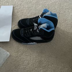 Selling a fresh pair of the Air Jordan 5 Retro 'Black University Blue' (2026 release). 100% authentic, deadstock (DS) in original box.