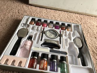 Pamper your feet and your hands with this 22 items manicures and pedicures