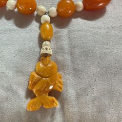 BEAUTIFUL AMBER CARVED FISH NECKLACE. 