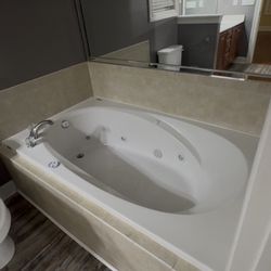 Jacuzzi Jetted Tub – Great Condition!