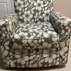 Rocking and Spining Chair. Very Good Condition