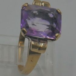 10KT YELLOW GOLD FASHION RING 3.9 GRAMS WITH PURPLE STONE SIZE 6.5