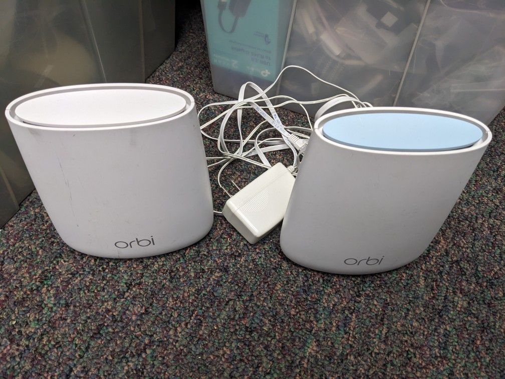 Netgear orbi AC2200 RBR20 router and RBS20 satellite wi-fi mesh system for whole home