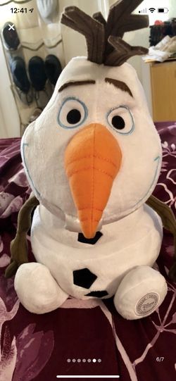 OLAF -DisneyStore- ''Genuine, Original, Authentic Disney Store'' patch on foot. Satin tooth & Felt twigs. In good condition. 13 1/2'' H (seated, 17