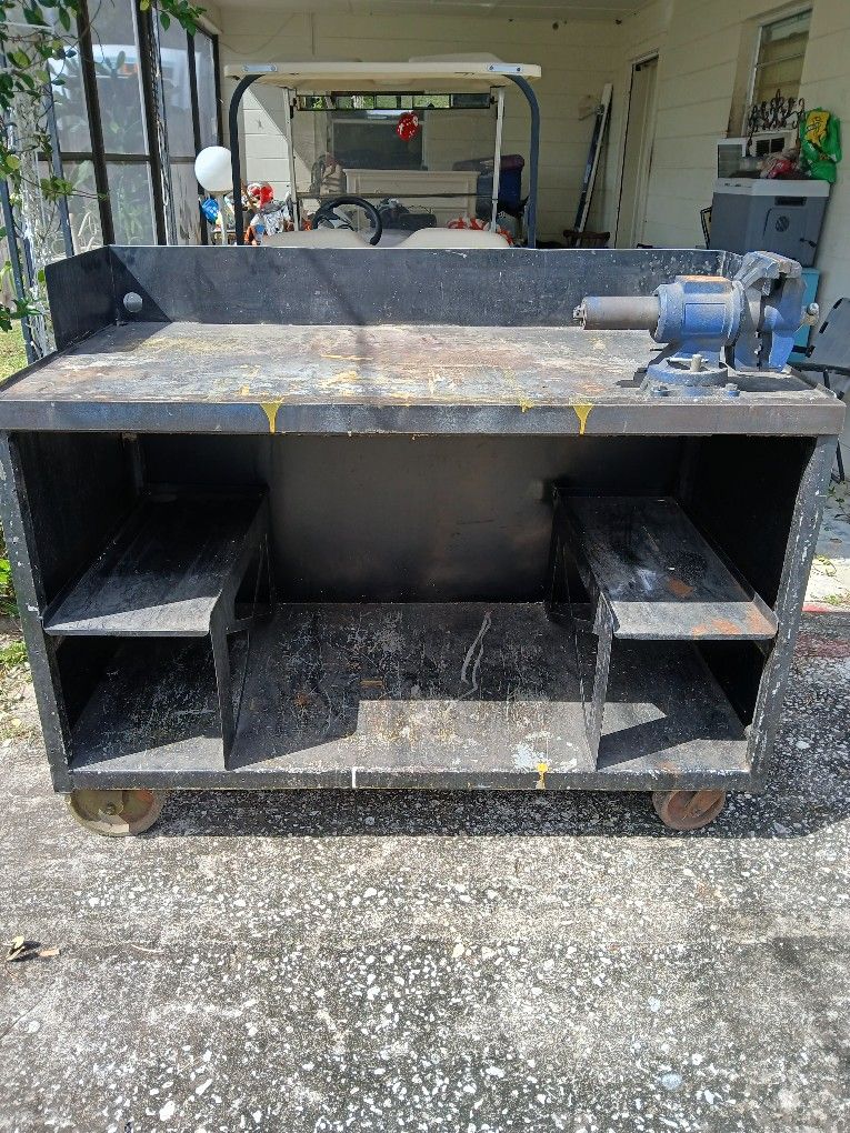 Solid Steel Work Bench With Vise