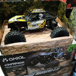 RC electric rock crawler with front and rear steering 1/18 scale 4X4