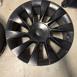 Pair of OEM Tesla Model Y 20” Induction wheels. 	•	Size: 20x9.5 	•	Bolt pattern: 5x114.3 	•	Offset: +45 	•	Factory matte black aluminum wheels 	•	Fits