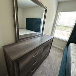 Dresser w/Mirror & Nighstand