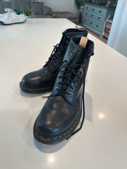 Size 10 doc marten Sherpa lined boots