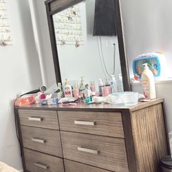 Dresser With Mirror
