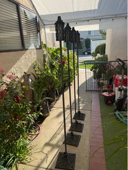 4 Tiki Torches + fuel bottle
