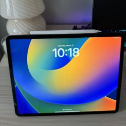 IPAD PRO 12.9 256GB W/ APPLE PENCIL AND CASE