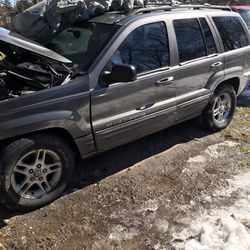 2000 Jeep Cherokee Was In An Accident 4.7 L V-8 Motor The Front In 1800 Or Best Offer