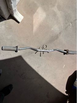 Curl bar olimpic and clamps included.