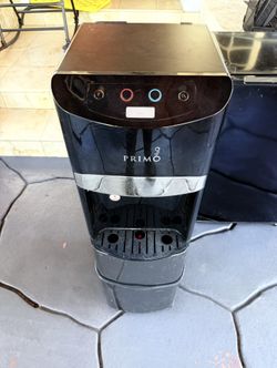 Primo Bottom-Loading Self-Sanitizing Water Dispenser, (Hot-Cold) Water Cooler Water Dispenser for 5 Gallon Bottle, Black with 10 spot Water Jug Rac