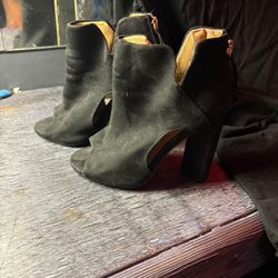 Woman’s 6 Black Suede Heel Boots 
