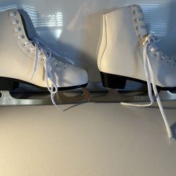 American Athletic White Women’s  Ice Skates - Size 7 - Slightly used