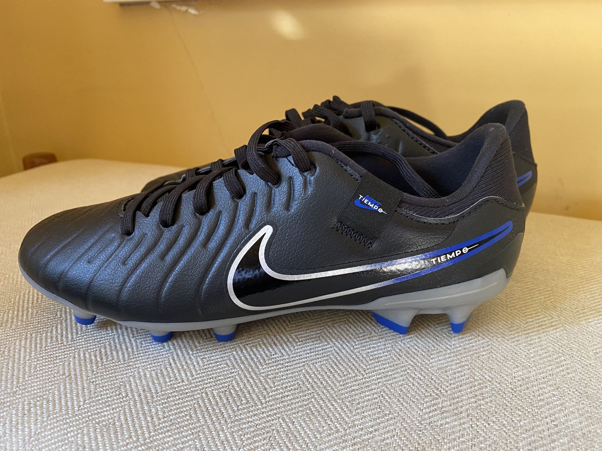 Nike Elite pro Cleats Kids Size 5 NWT