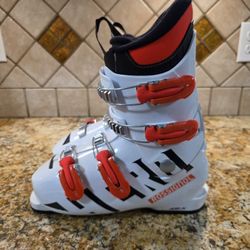 Ski boots 24 / 24.5 Youth juniors 5 / 5.5 women's 7 / 7.5