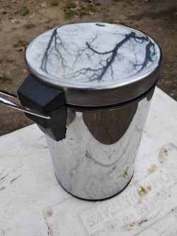 SMALL HANDS-FREE FLIP TOP TRASH CAN