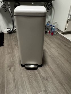 New in box 8 Gallon Retro Trash Can White