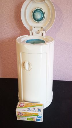 Munchkin diaper pail with liners