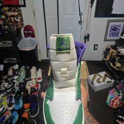 Nike Air Jordan 1 Mid
Incredible Hulk Men's Size 10 Or Women's Size 11.5 Excellent Like New Condition With Og Box 