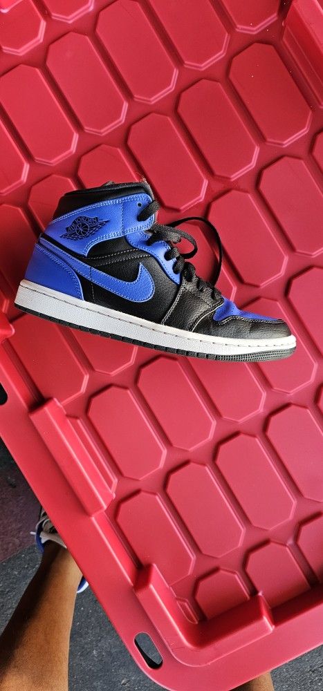 Jordan 1 mid black/hyper royal/white Sz 7 Used