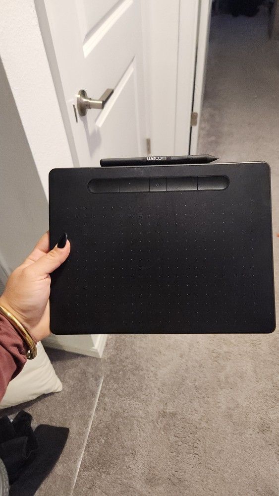 Wacom - Intuos Graphic Drawing Tablet for Mac, PC, Chromebook & Android (Medium) with Software Included (Wireless) - Black