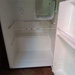 Small Refrigerator  23×19×18 Inches