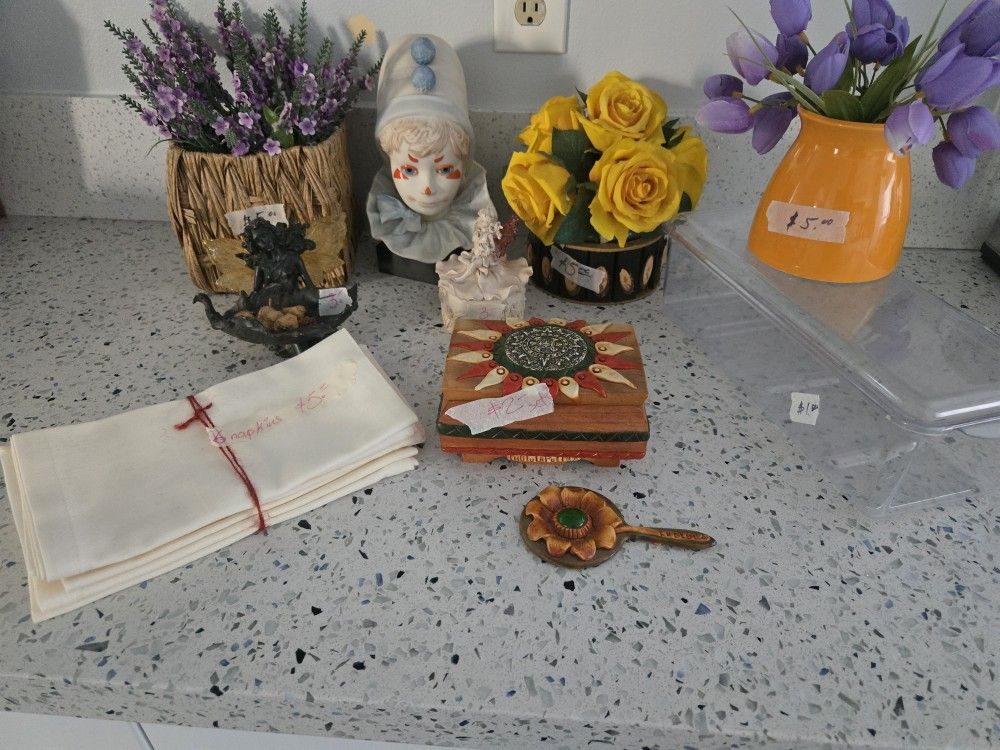 Artificial Flower Arrangements / ceramic vases / home decor