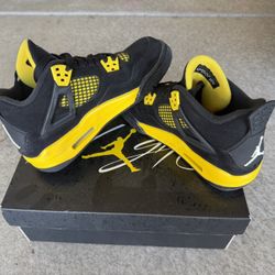 Jordan 4s Retro Thunders Size 5 Youth