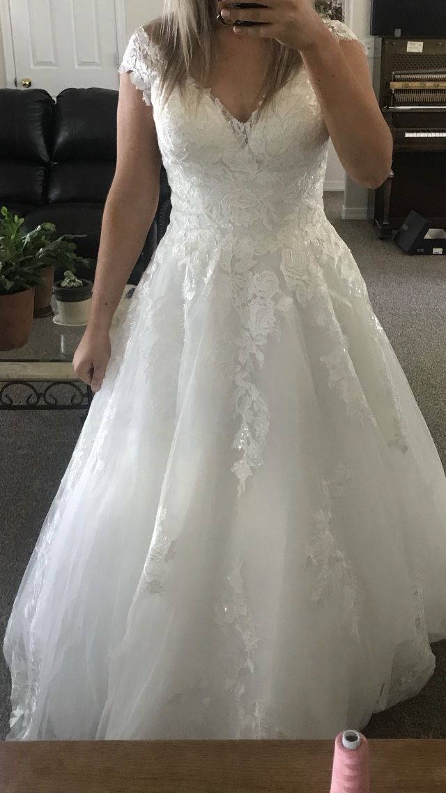 Brand new wedding dress. Never Worn! 