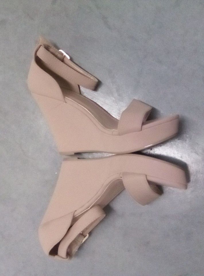 Like New! Elegant Women's Top Moda Wedge Cream Sandals Size 7.5