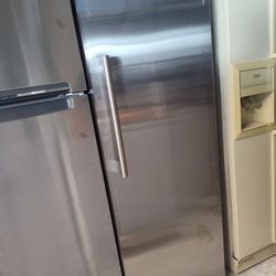 Vissani Refrigerator And Freezer 