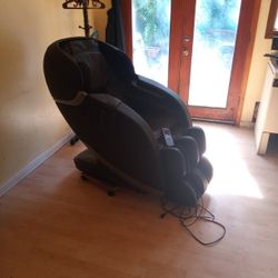Igsignia MASSAGE CHAIR!!   Great Condition Works Great!