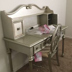Twin Trundle Bed frame And Vanity