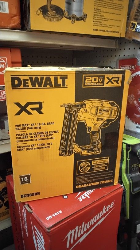 DEWALT 20V MAX☆ XR 18GA. BRAD NAILER (TOOL ONLY)