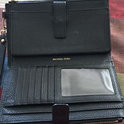 Micheal Kors Wristlet 