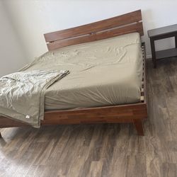 CA KING BED AND NAIGTH STAND
