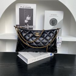 A classic and fashionable women's armpit bag