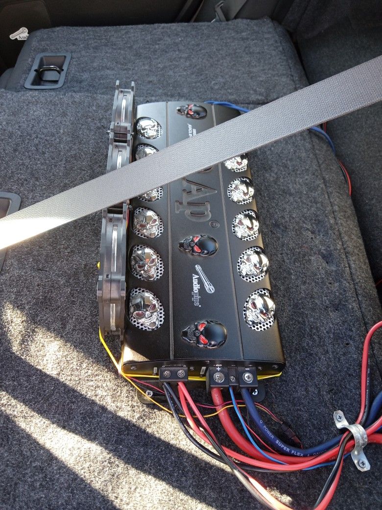 Apcle. 1800 1 D Amp 1 Ohms 3 Months Old Bass NobTo. 350. Cash U Pick Up Has 3 Fans To