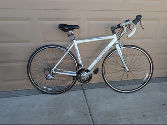 700x25c. TREK UNISEX ROAD RACING BIKE. (19.5"). ALUMINUM & CARBON. FRESHLY TUNE UP. 👌🏼