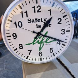 Relojes de pared trae 12 relojes la caja pido $20 la caja gracias