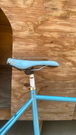 Fixie Usee bike frame needs new pedals as is 60$