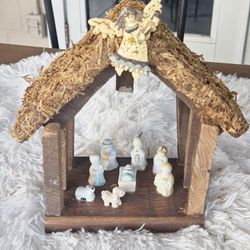 HANDMADE BY ME & GRANDDAUGHTER.  Nativity scene of Baby Jesus
Pesebre del Niño Jesus hecho por mi nieta y Yo